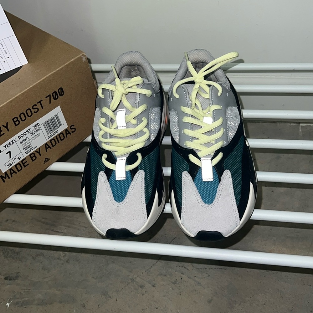ADIDAS YEEZY BOOST 700